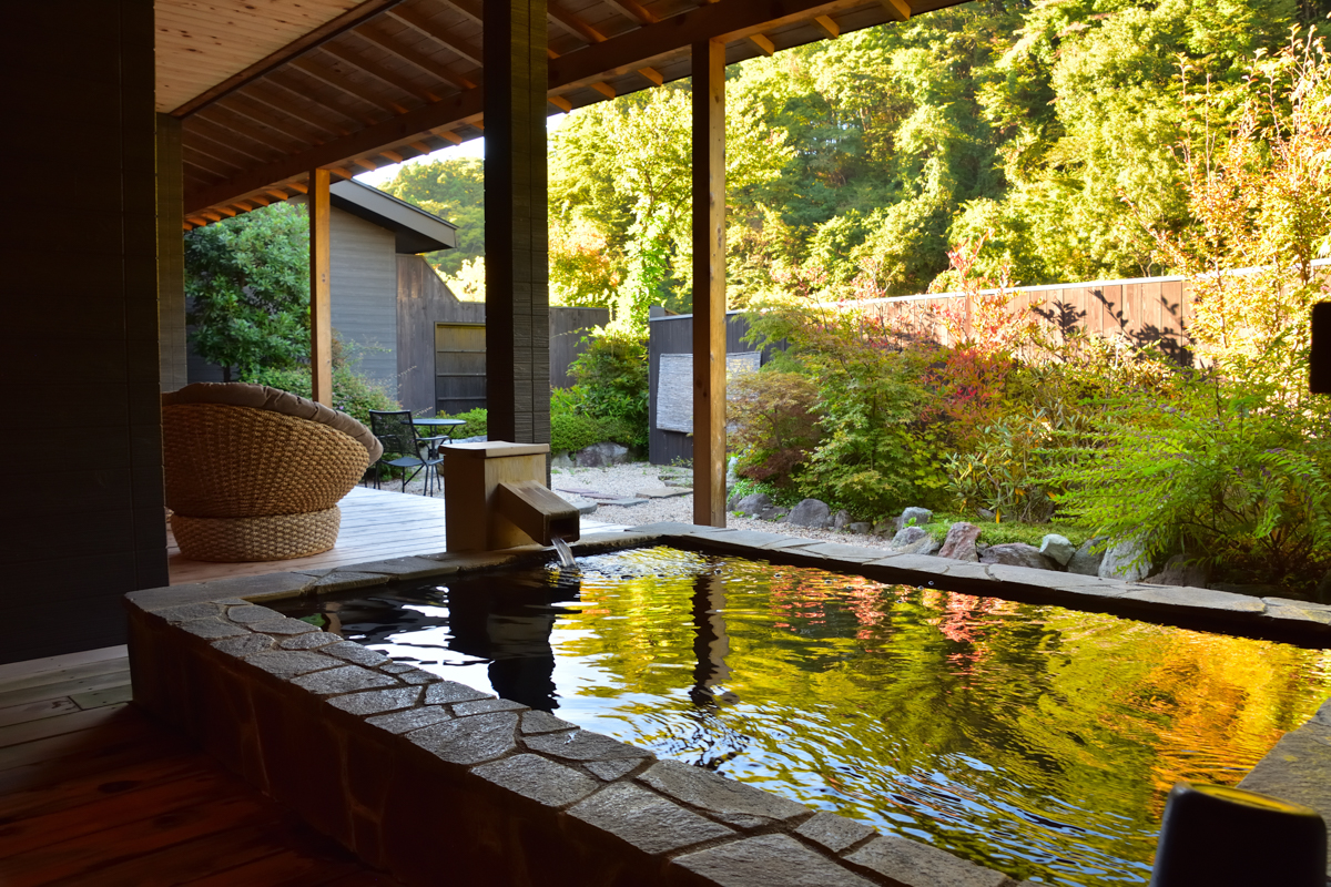 庭を望む旅館の客室露天風呂