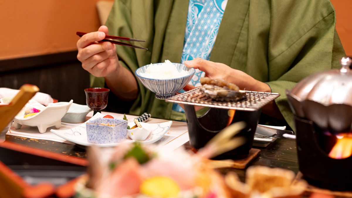 浴衣姿で部屋食の夕食を楽しむ宿泊客