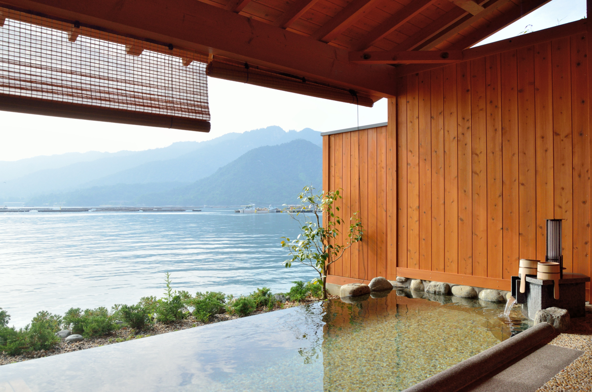 海を望む旅館の露天風呂