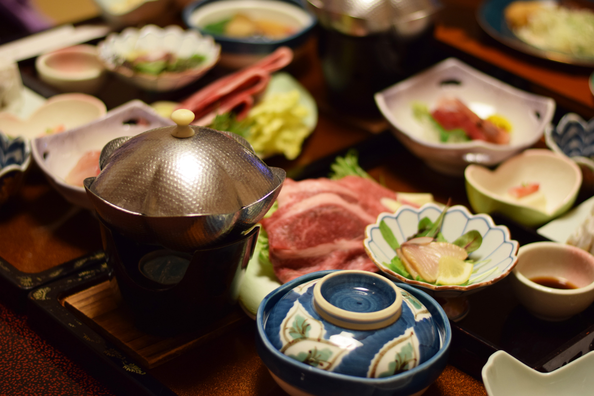 旅館の会席料理・一泊二食の夕食
