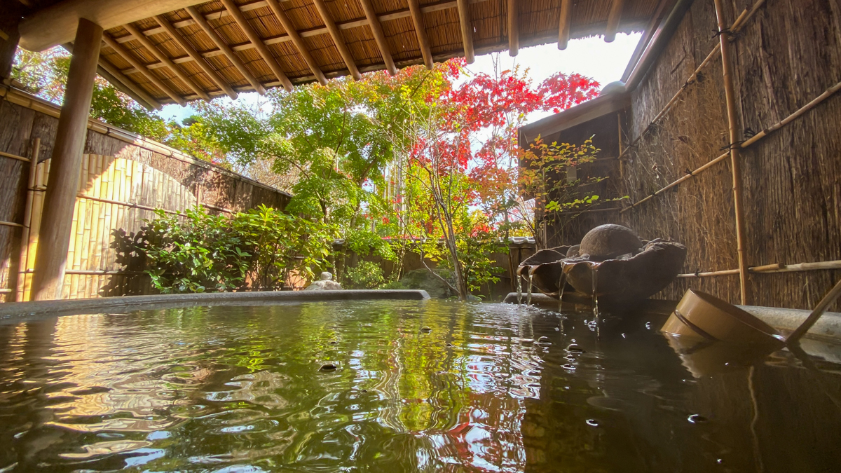 紅葉に囲まれた旅館の露天風呂