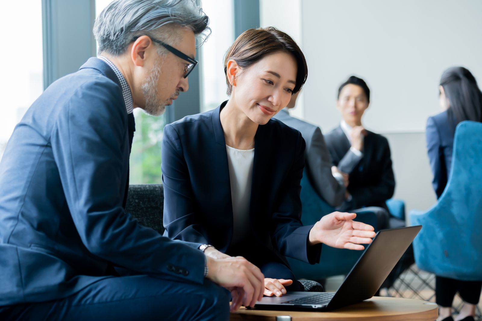 経営者と打合せをする様子