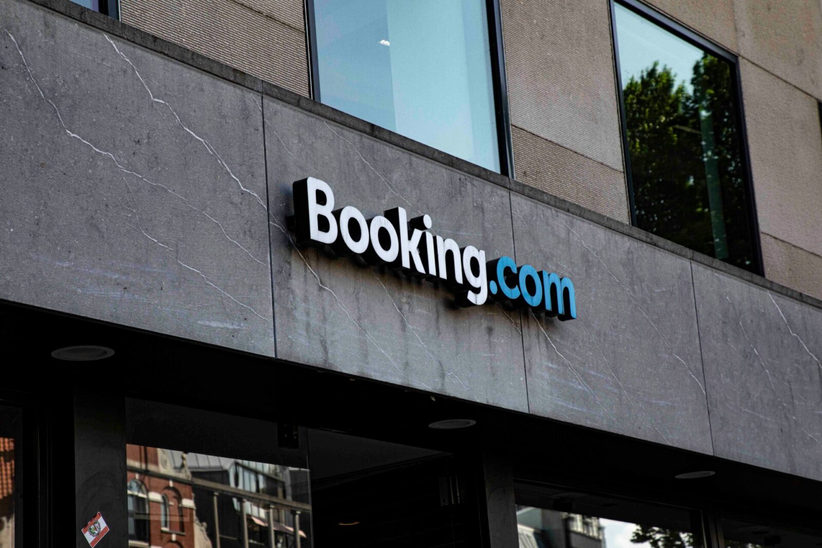 Booking.comで上位表示されるには？宿泊施設が実践すべき運用戦略ガイド