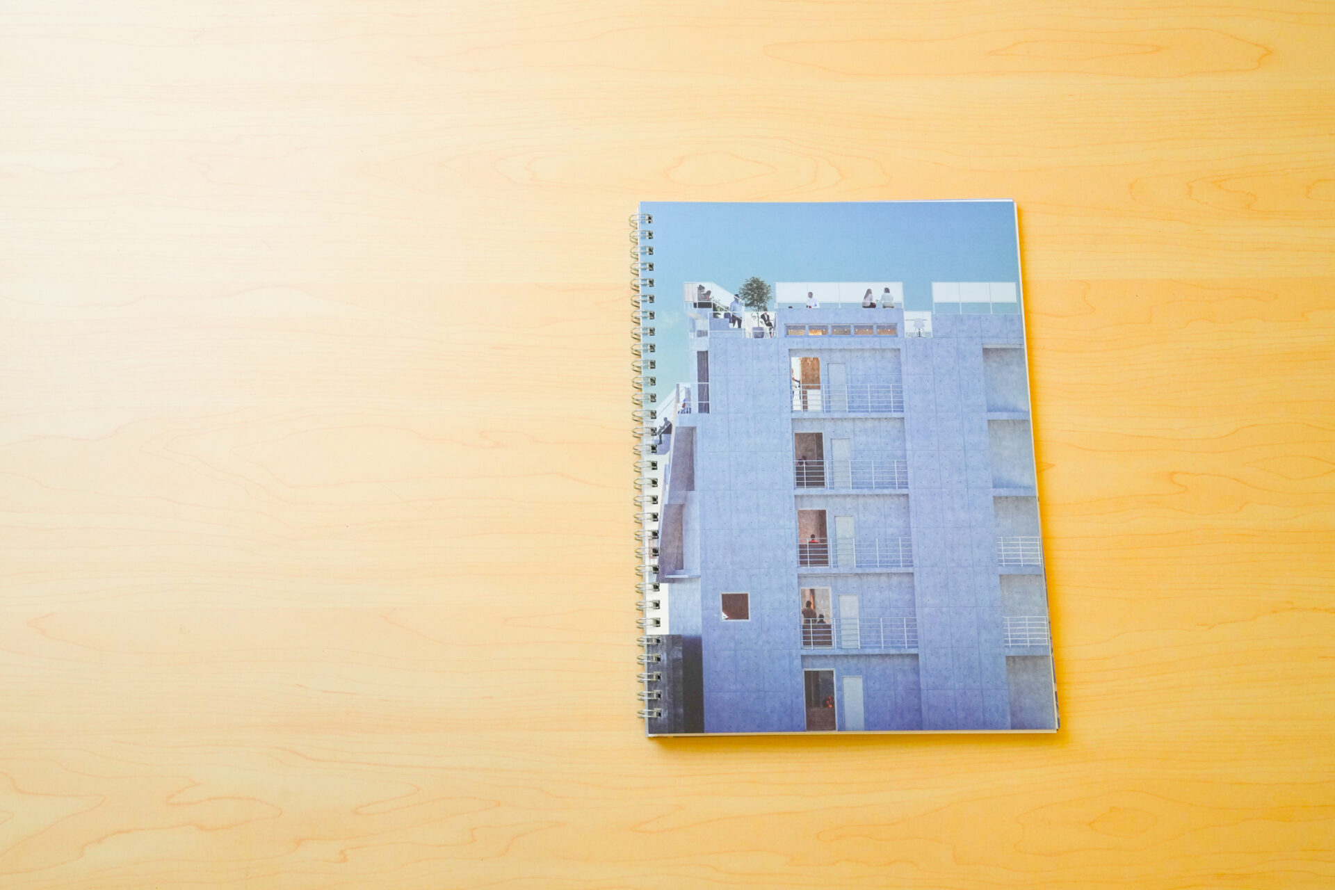 裏表紙は物件を真後ろから見たアングル。