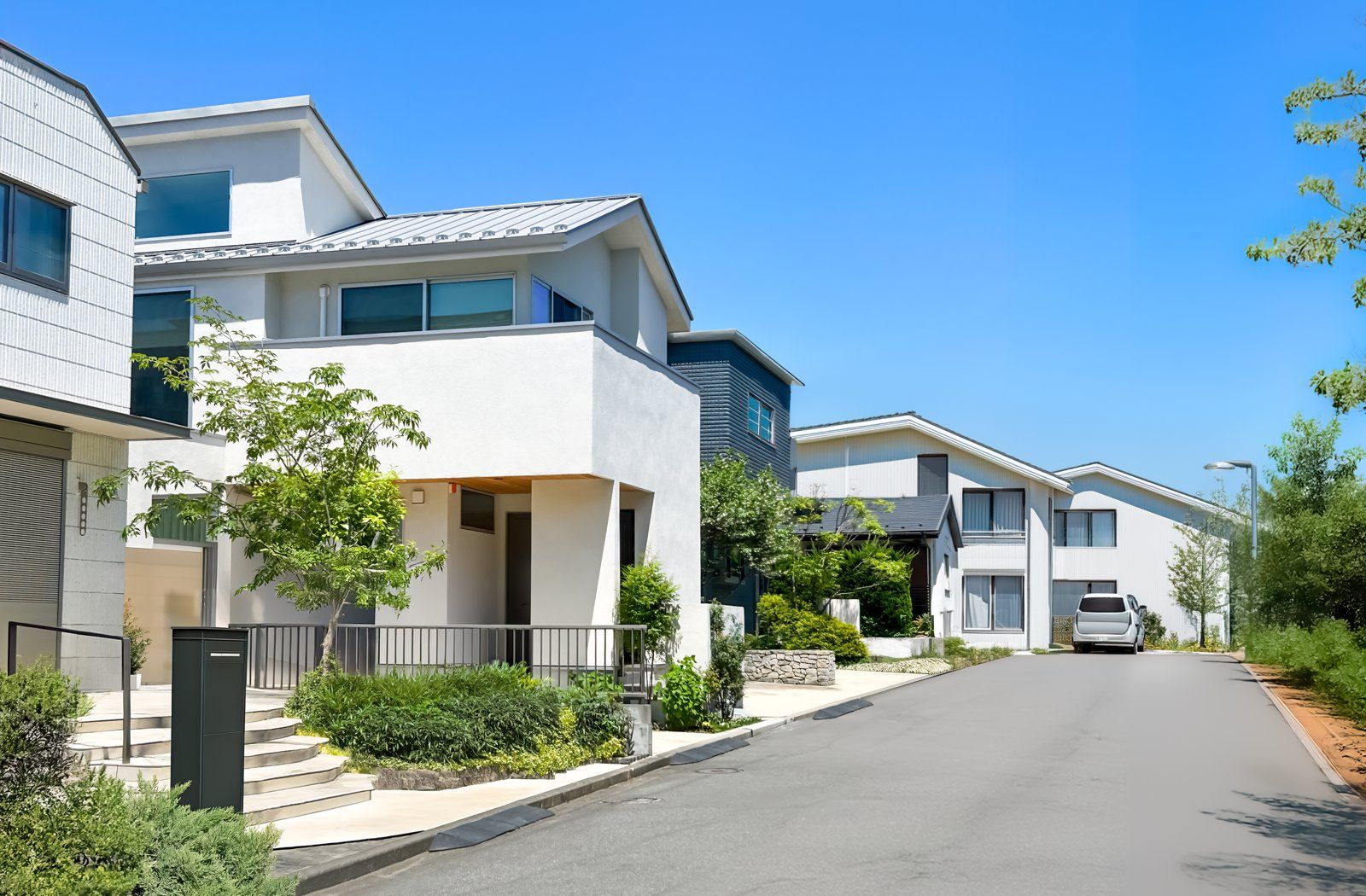 住宅地に立つ戸建て住宅。住居専用地域の民泊が規制の対象になる