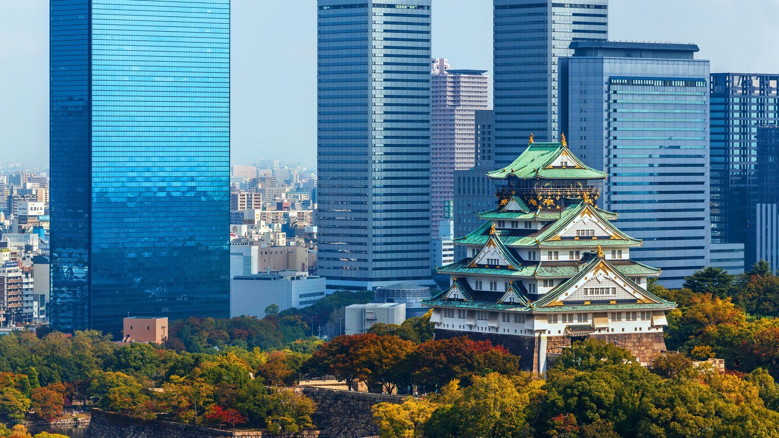 大阪市の街並み。特区民泊の新規受付は2026年5月に終了